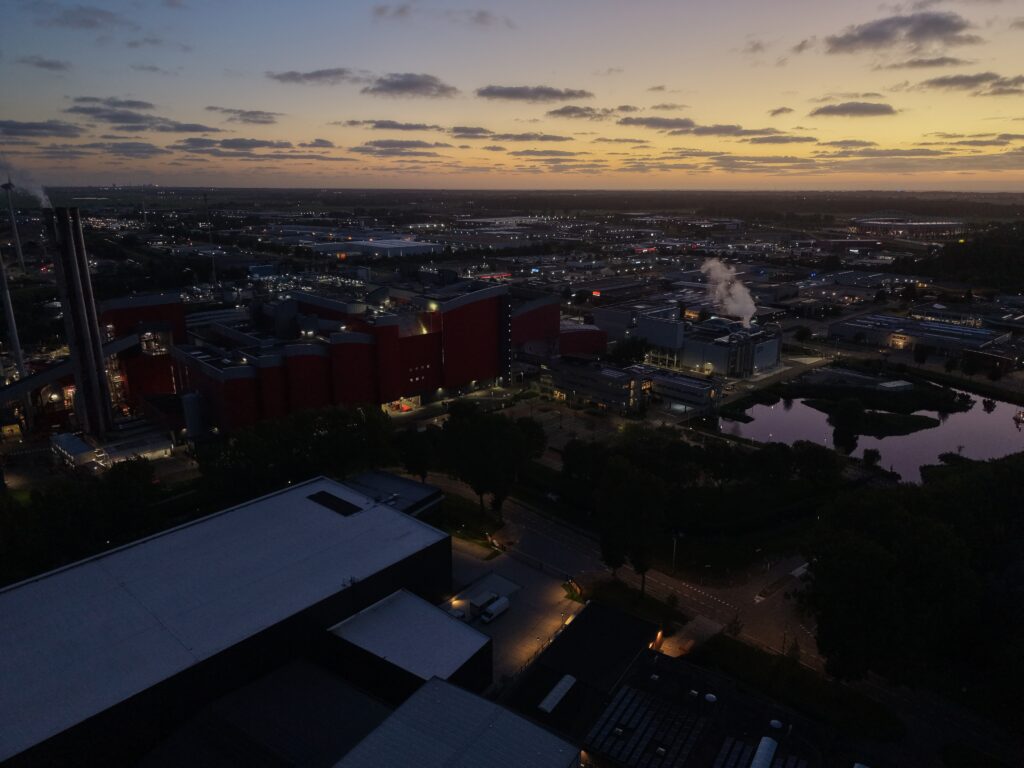 Zonsondergang boven Alkmaar vanuit de lucht
