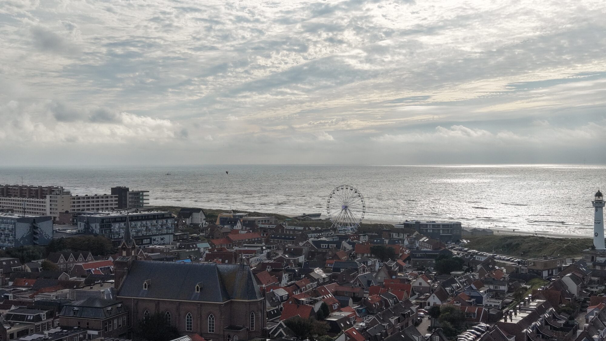 Egmond aan Zee van boven met de vuurtoren en de zee