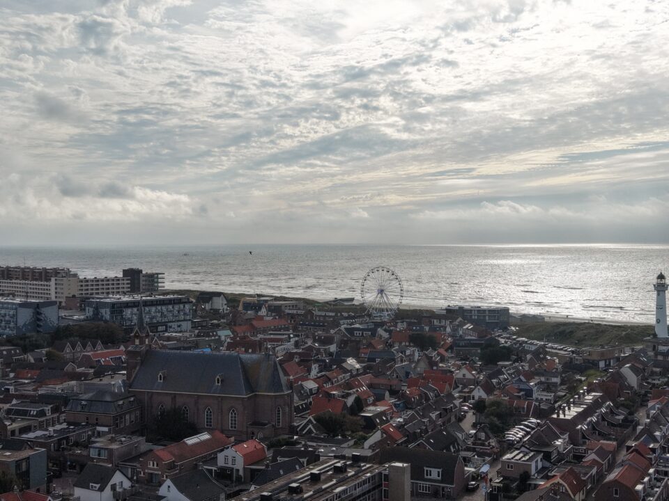 Egmond aan Zee van boven met de vuurtoren en de zee
