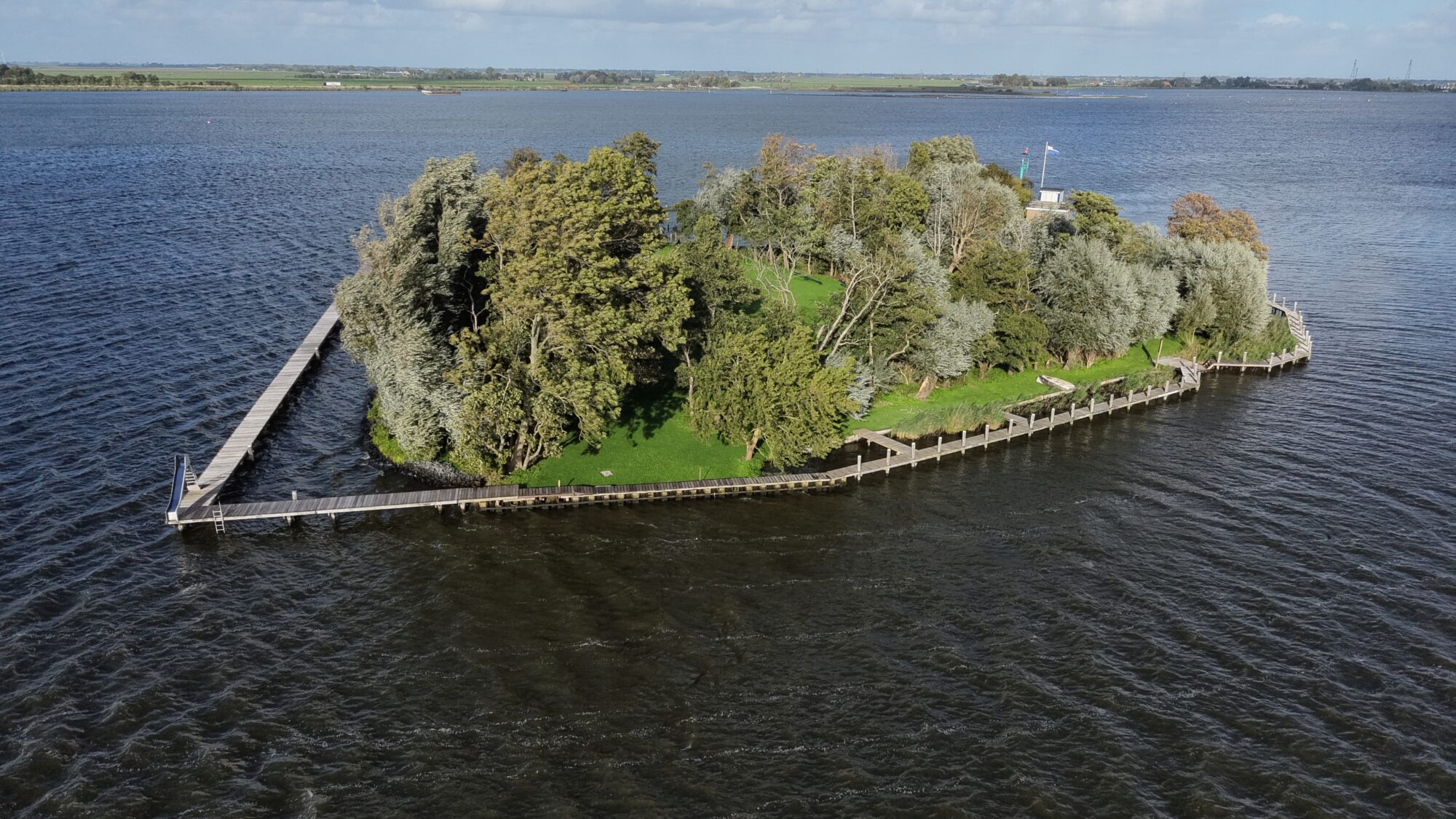 Klein eiland in het Alkmaardermeer, recht van boven gefotografeerd