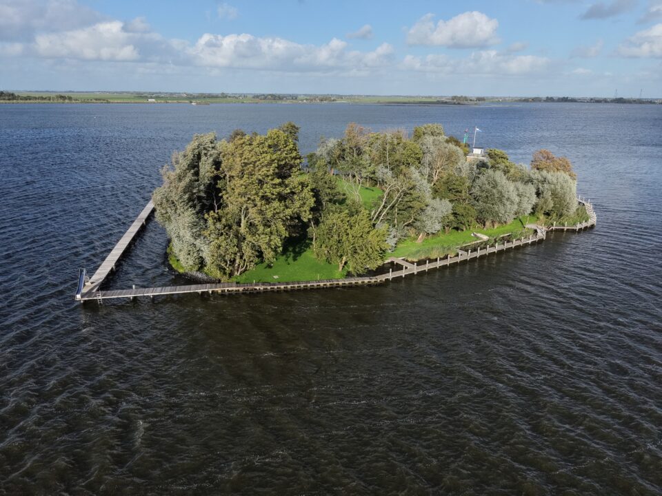 Klein eiland in het Alkmaardermeer, recht van boven gefotografeerd