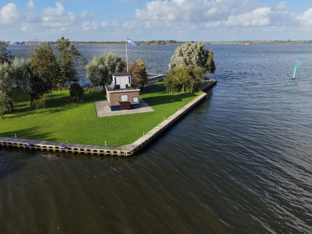 Huisje op een eiland in het Alkmaardermeer