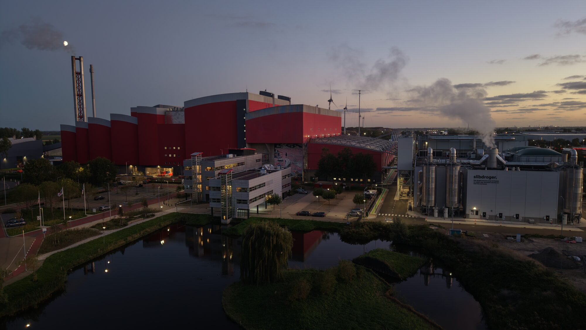 Industrie in Alkmaar bij schemer, gezien vanuit de lucht