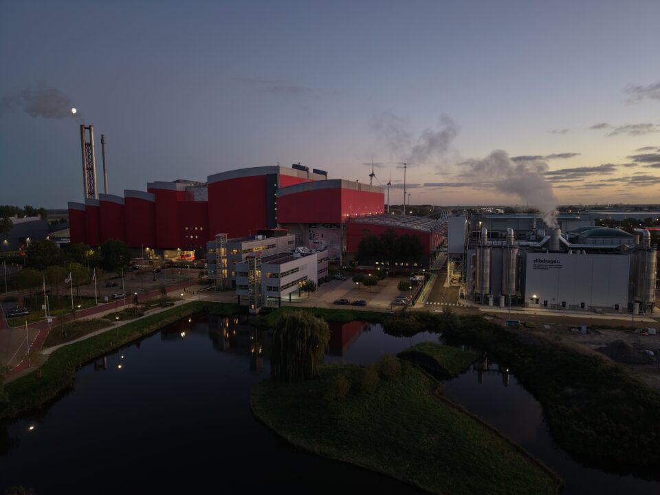 Industrie in Alkmaar bij schemer, gezien vanuit de lucht