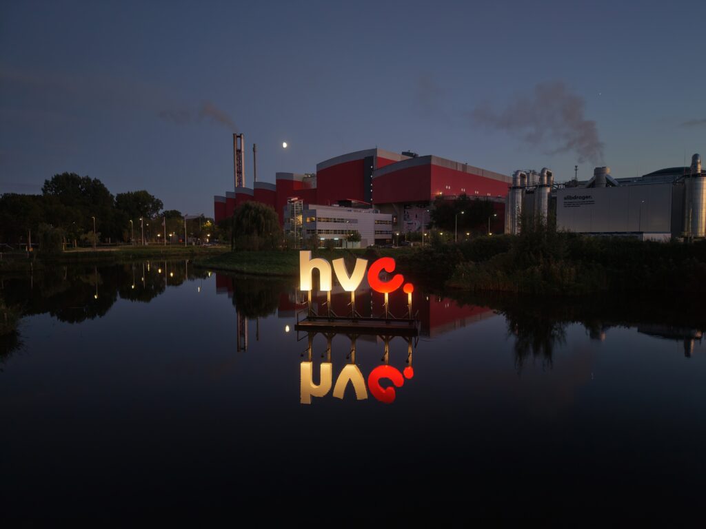 Verlichte letters die spiegelen in het water bij schemer