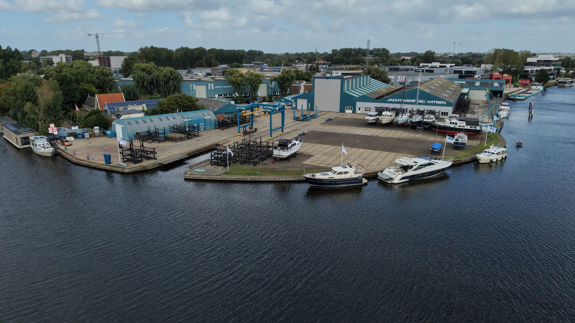 Jachtwerf aan het water in Alkmaar, gefilmd vanaf het kanaal