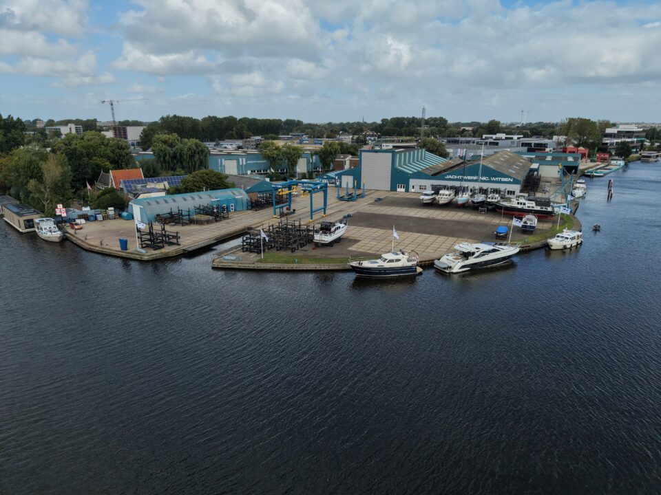 Jachtwerf aan het water in Alkmaar, gefilmd vanaf het kanaal