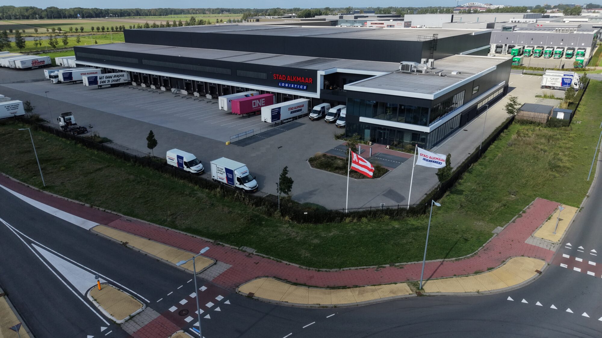 Luchtfoto van een logistiek centrum met laaddocks en wagenpark