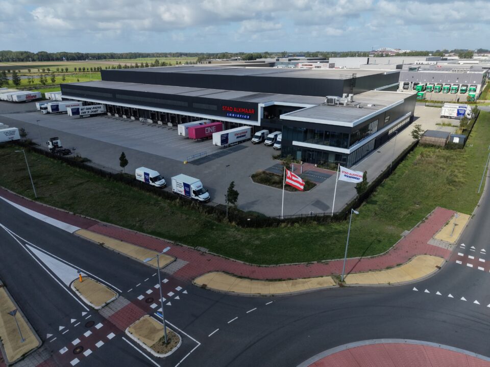 Luchtfoto van een logistiek centrum met laaddocks en wagenpark