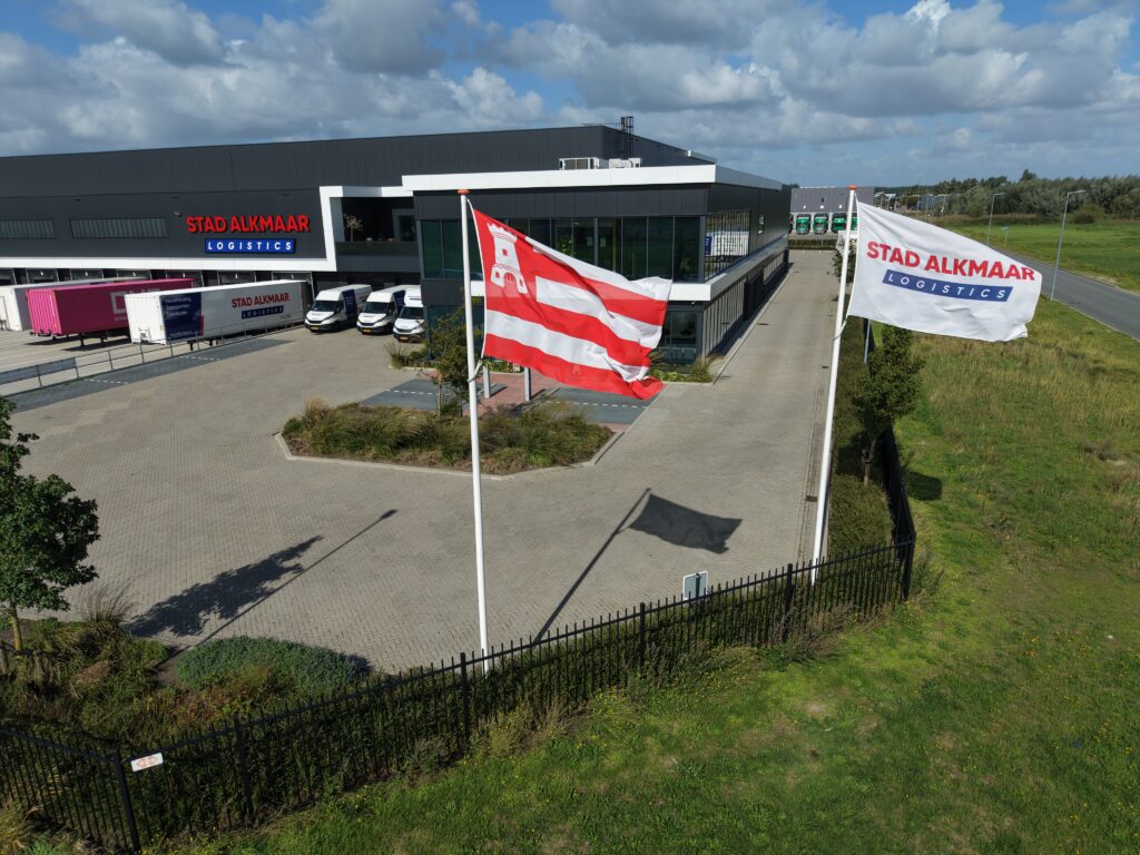 Bedrijfspand met de Alkmaarse vlag op de voorgrond