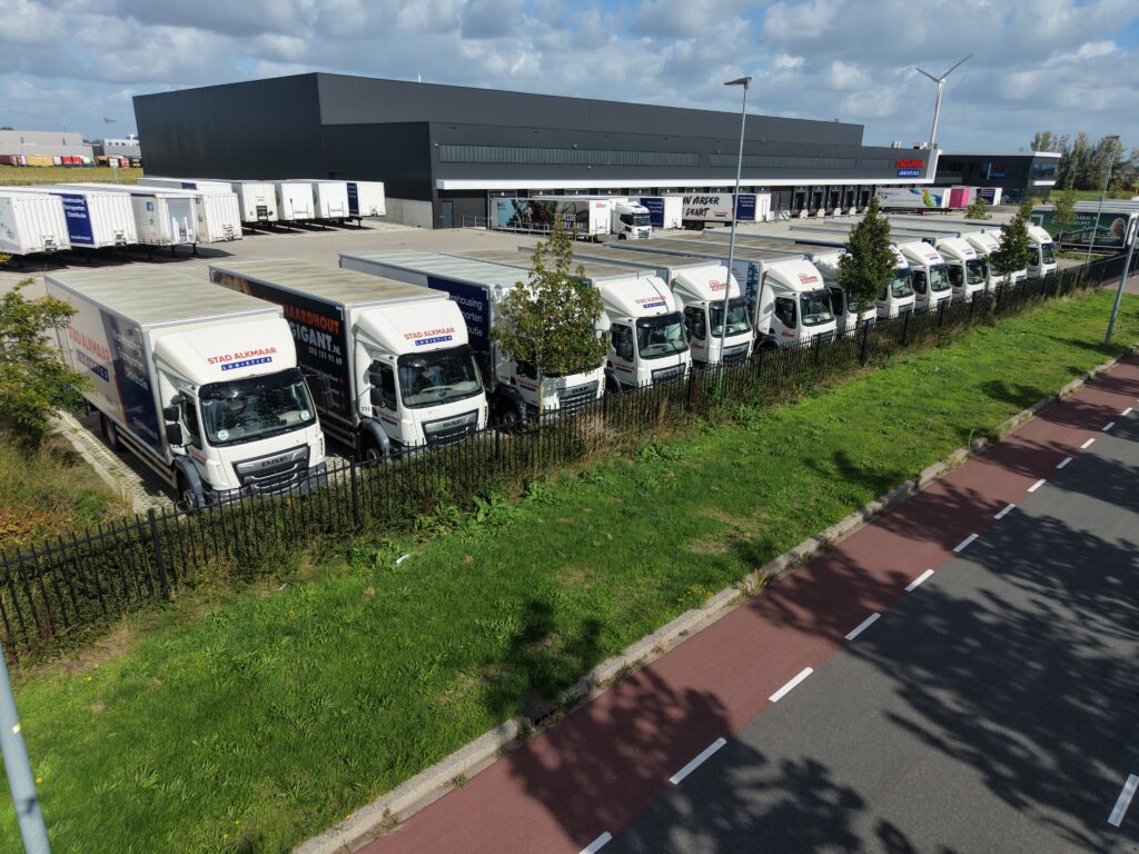 Vrachtwagens op een rij voor een distributiecentrum, van boven