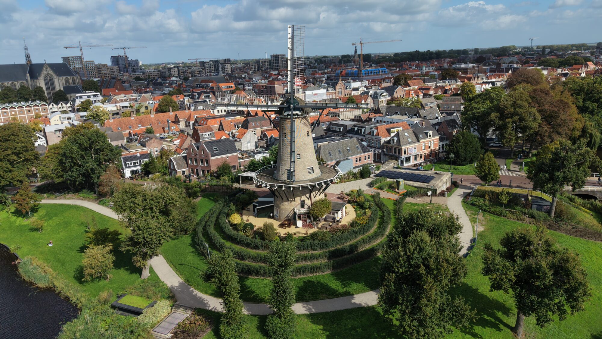 Molen van Piet in Alkmaar van boven, met de binnenstad en de Grote Kerk op de achtergrond