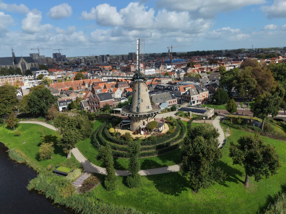 Molen van Piet in Alkmaar van boven, met de binnenstad en de Grote Kerk op de achtergrond