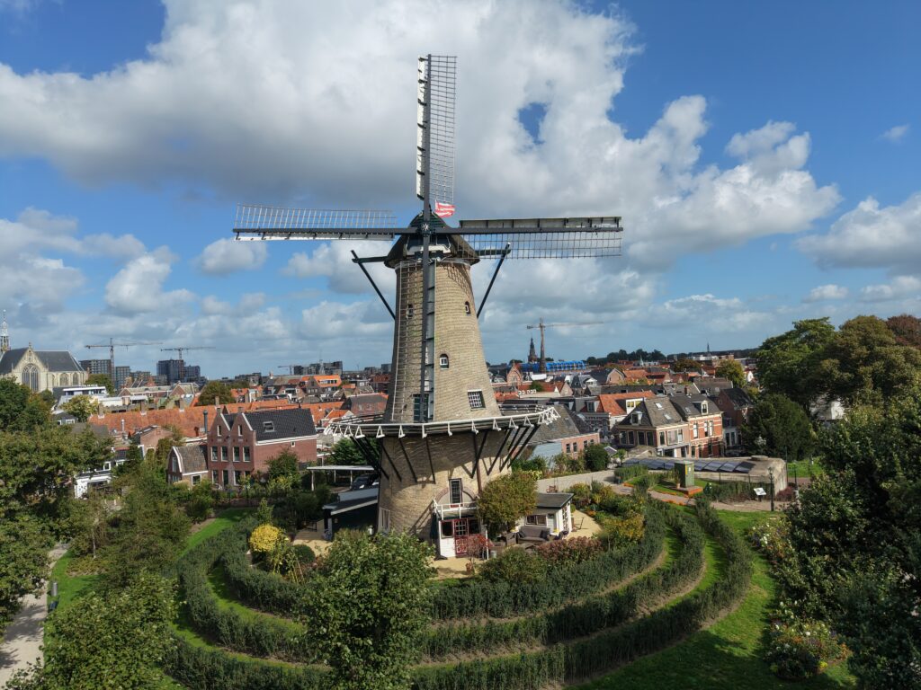 Molen van Piet met de Alkmaarse vlag, gefotografeerd met een drone