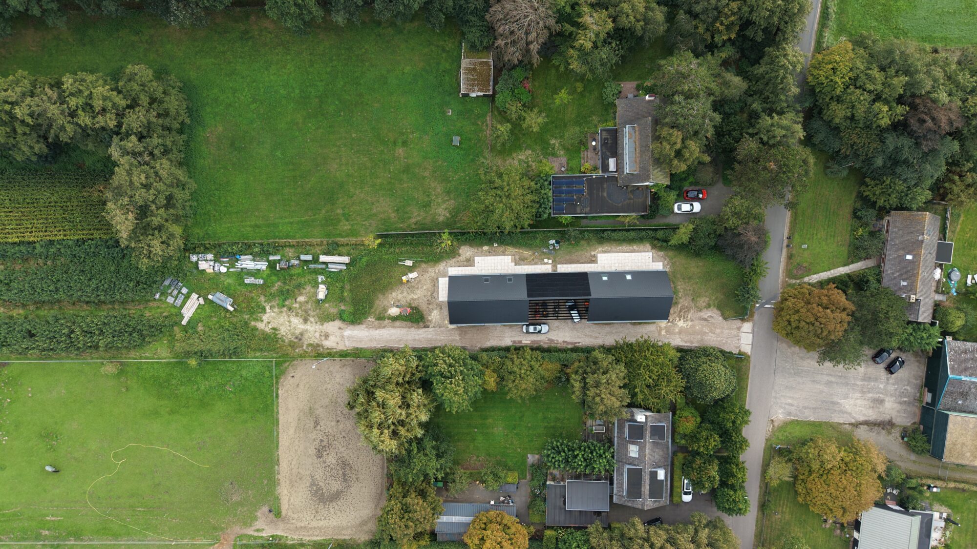 Perceel met nieuwbouwwoning, loodrecht van boven gefotografeerd