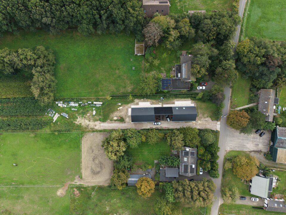Perceel met nieuwbouwwoning, loodrecht van boven gefotografeerd